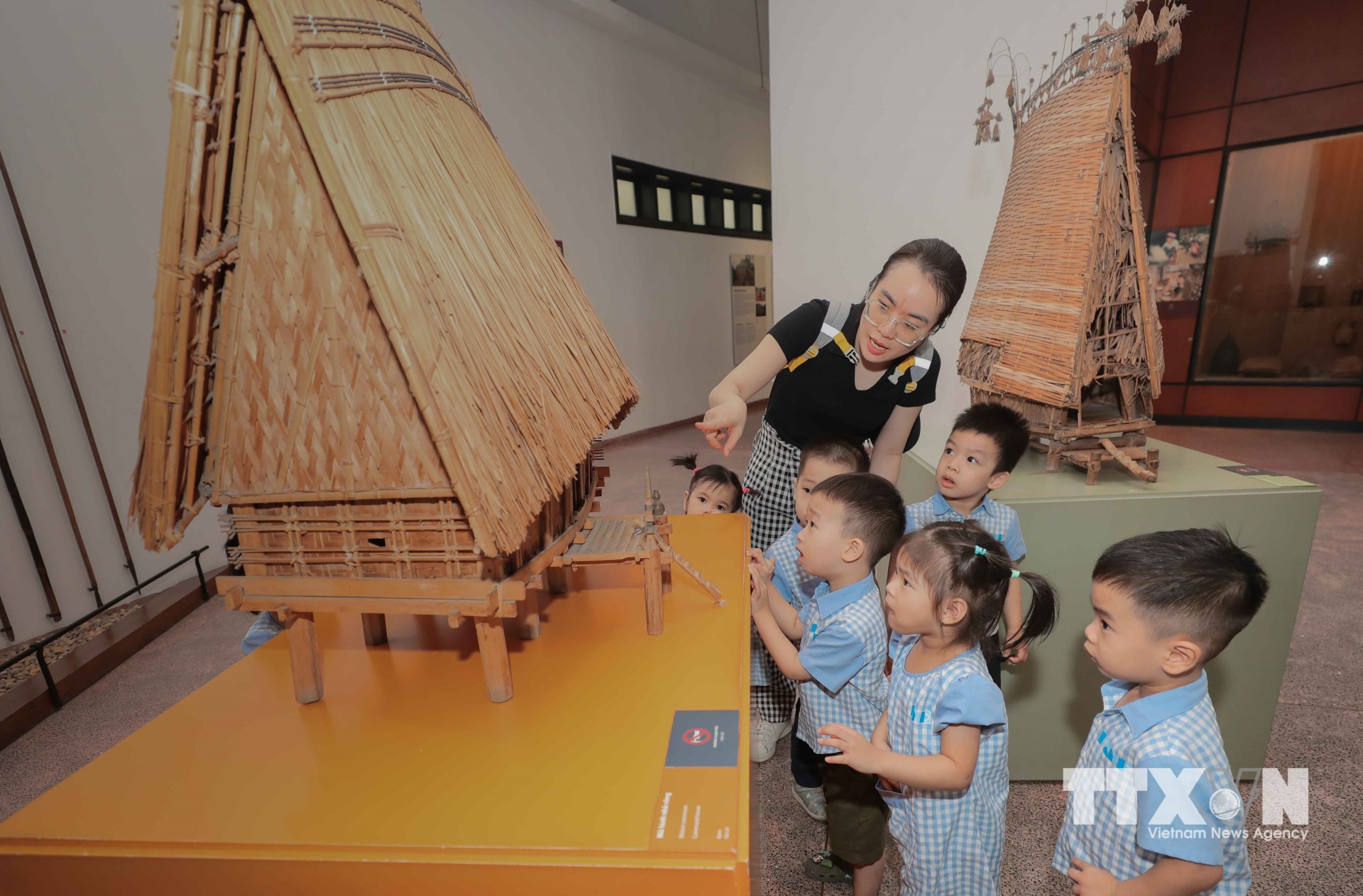 Không gian đa phương tiện và nhiều hoạt động trải nghiệm giúp khách tham quan tiếp cận văn hóa các dân tộc Việt Nam trực quan, sinh động. (Ảnh: Phan Phương/TTXVN)